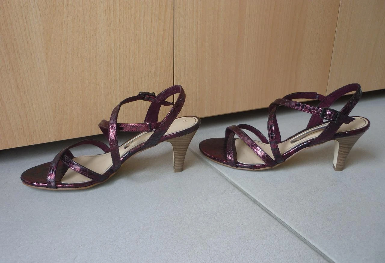 Sapatos de salto vermelho metálico bordô com tiras da Tamaris Tamanho 37 – photo 4
